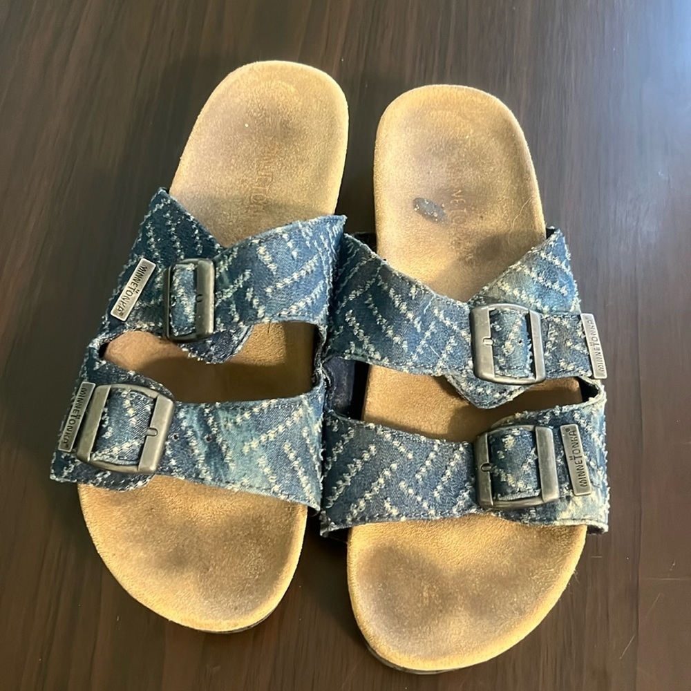 Minnetonka sandals size 8